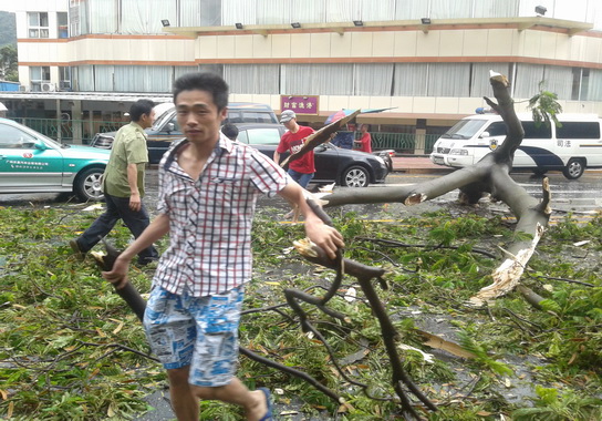 发挥雷锋精神，，，，，，J9国际站总厂员工起劲加入抗台风活动-党团文化-J9国际站