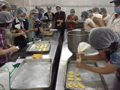 让烘焙架起相同的桥梁——记总厂食堂举行烘焙培训班-党团文化-J9国际站